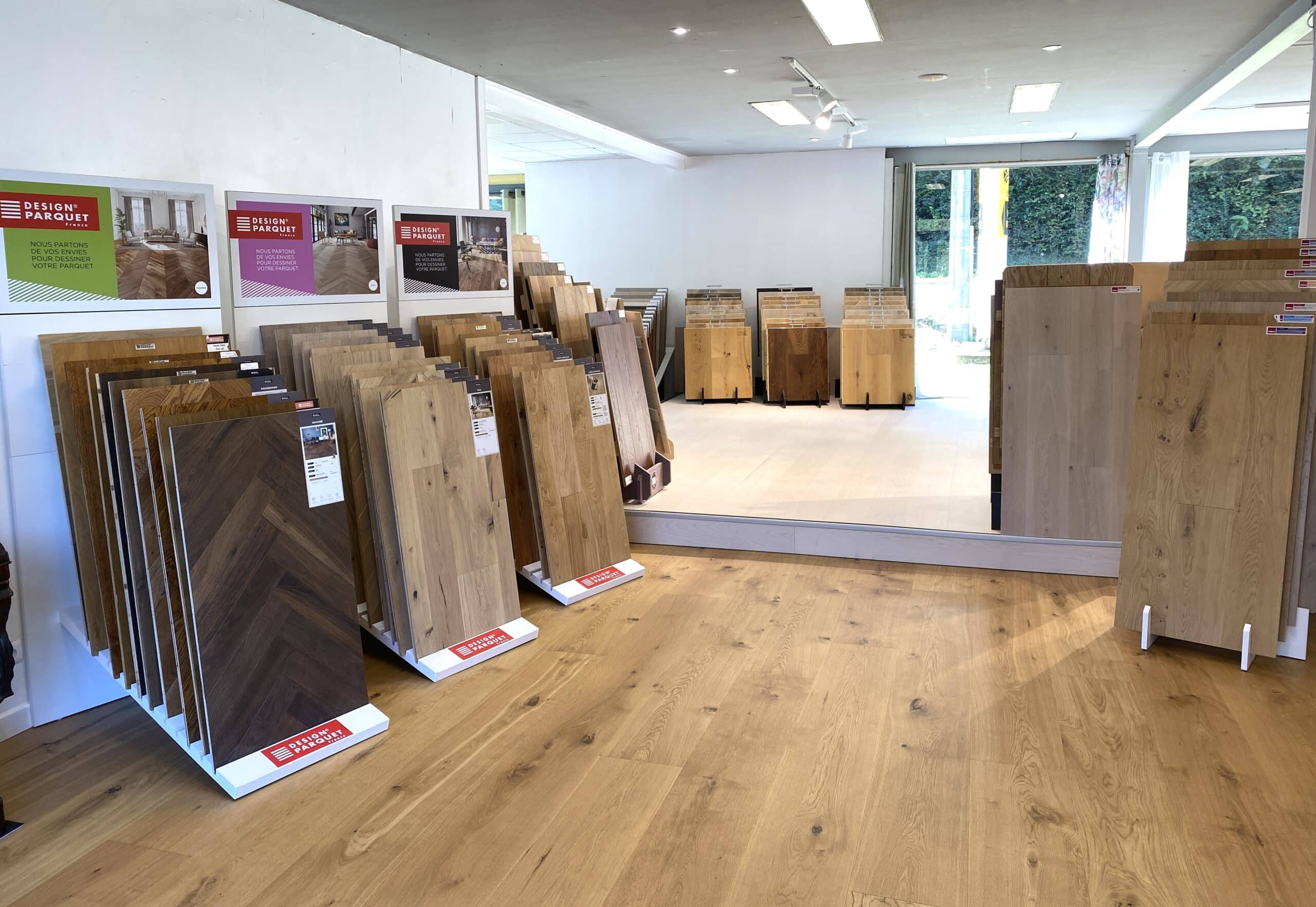 ENTREE-MAGASIN Un aperçu du showroom PARQUETS 64 avec des parquets Design Parquet, Kährs et Lamett.