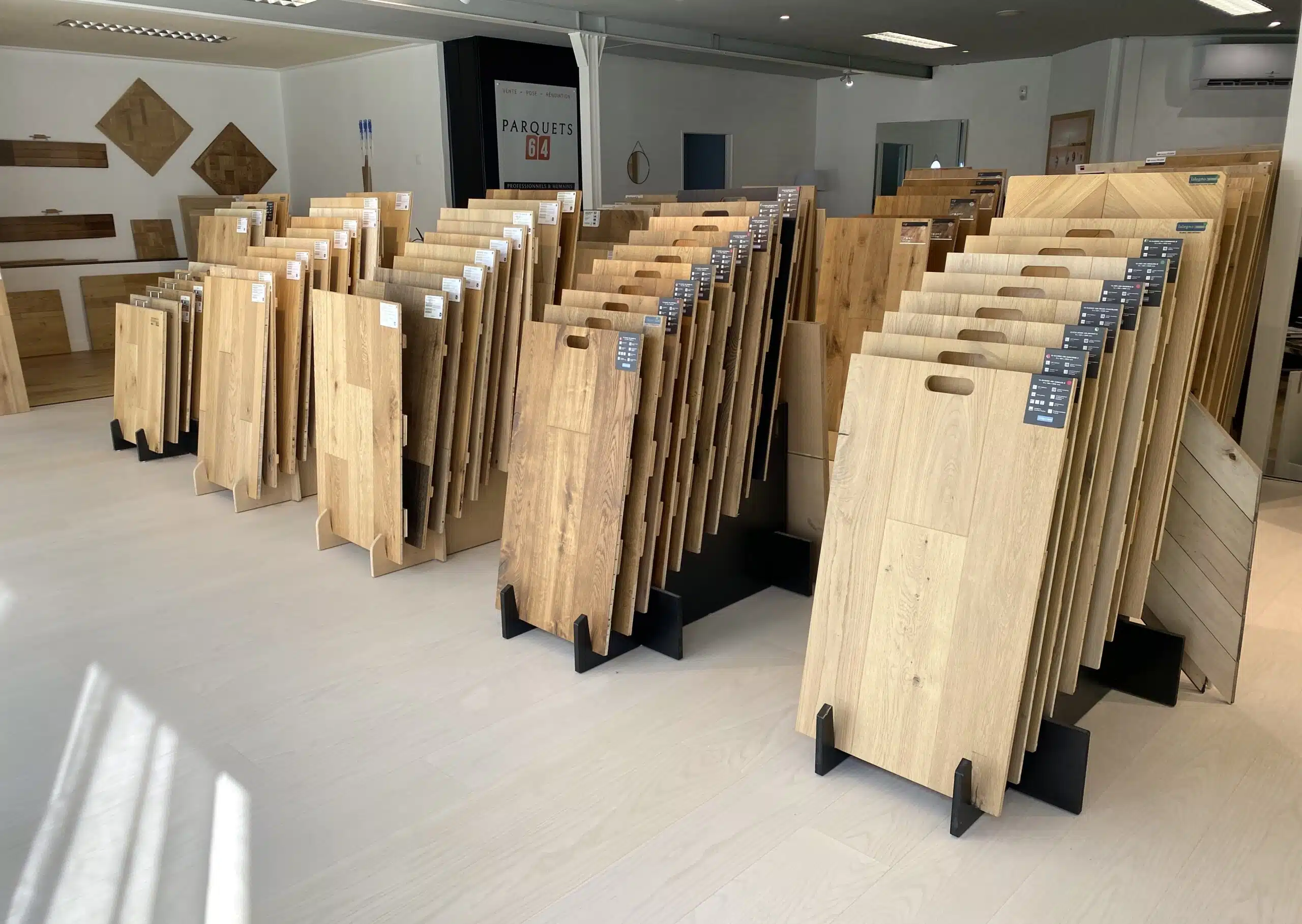 PARQUETS-CONTRECOLLES Une partie de la gamme de parquets contrecollés visibles au showroom à Jurançon.